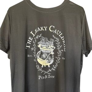 HARRY POTTER The Leaky Cauldron Women’s Tee XXL Never Worn Glows in the dark!